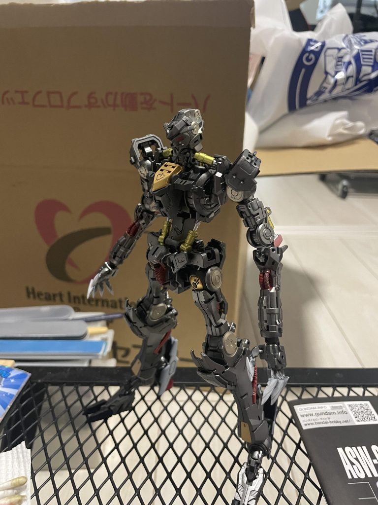 ガンダムフレーム(前から)塗り分けを追加しました。パイプ部分をエナメルレッドを吹いてみましたが筆塗りでよかったです。塗り分けした方が情報量上がるのでやって損はないです。フレームだけでかなり満足。ほぼスターブライトアイアンを使ってますがワンポイントでグラファイトブラックもっと入れてもよかったですね。。。