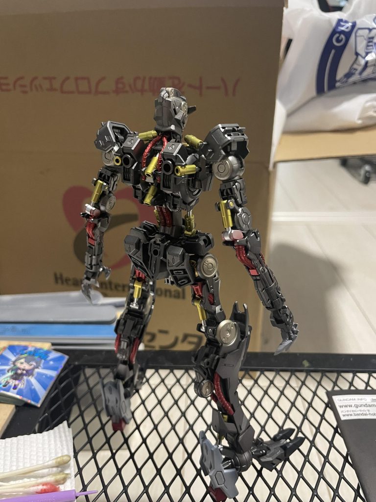 ガンダムフレーム(後ろから)マスキングテープが切れたので大丈夫だろうというところはプライマリーメタリックレッド吹いてます。マスキングテープストックしておけばよかった。。。とはいえ出来はこれを眺めながらお酒が飲めそうなレベルです。(自画自賛)