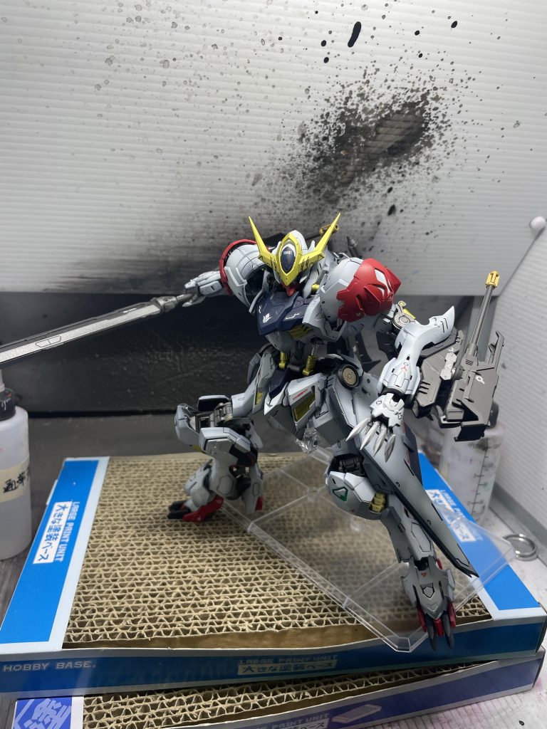 パッケージ絵っぽくあまり動かして破損させたくないのでポージングは控えめにしてます。ソードメイス塗り分けてよかったです。MG用のスタンド使ってみましたがナットを使うことに驚きました。