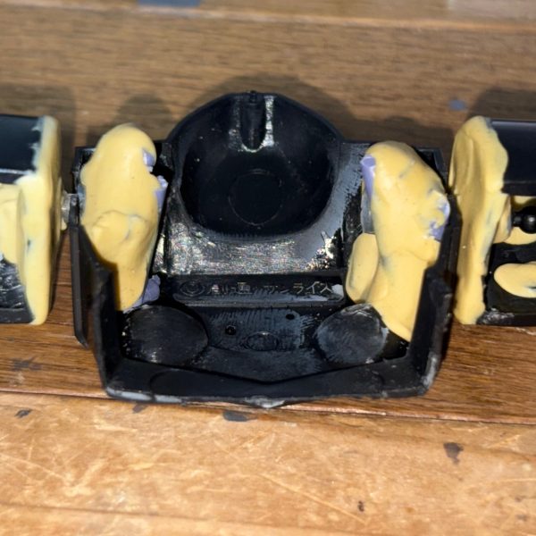 今日も仕事から帰ってきて、旧キットリックドムの改造にいそしんだ。上半身と下半身をセパレートし、胴体と肩をジョイントキャッチャーでつなぎ、昨日作った両腕にボールジョイントを仕込んだ。両肩はボールジョイントで可動化。頭部と腰は明日やる予定。アサルトキングダムのリック・ドム買って良かった～(zaku-kao5)（3枚目）