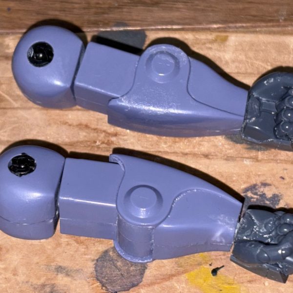 今日も仕事から帰ってきて、旧キットリックドムの改造にいそしんだ。上半身と下半身をセパレートし、胴体と肩をジョイントキャッチャーでつなぎ、昨日作った両腕にボールジョイントを仕込んだ。両肩はボールジョイントで可動化。頭部と腰は明日やる予定。アサルトキングダムのリック・ドム買って良かった～(zaku-kao5)（4枚目）