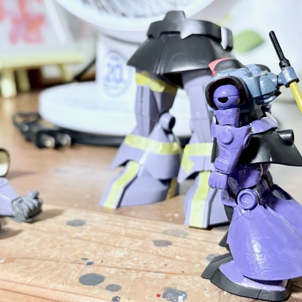 今日も仕事から帰ってきて、旧キットリックドムの改造にいそしんだ。上半身と下半身をセパレートし、胴体と肩をジョイントキャッチャーでつなぎ、昨日作った両腕にボールジョイントを仕込んだ。両肩はボールジョイントで可動化。頭部と腰は明日やる予定。アサルトキングダムのリック・ドム買って良かった～(zaku-kao5)（5枚目）