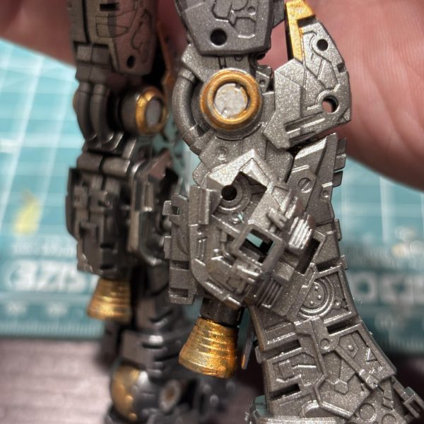 RGνガンダムです。クリアータイプで外装処理しないので、その分フレーム塗装に時間を割こうと思います😊ランナー状態でウルトラシルバーを吹き、そこから組みつつファレホ筆塗りです。ただ・・・楽しいのですが、終わりがないのでどこでやめるか模索中です😅（2枚目）