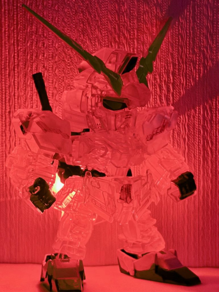 クリアパーツなのでLEDライトで後ろから光らせた。