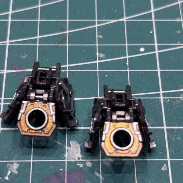 フレーム塗装完成しました😊手前味噌で申し訳ございませんが、過去１の出来栄えかもです😆👍（見えなくなるのでほとんど塗ってこなかっただけですが😅）クレオスウルトラシルバーをランナー塗装し、その上からファレホゲームカラーのゴールド、シルバーを筆塗り。一度塗りでこの発色。使いやすい‼️これまで使っていたメカカラーのカッパーも塗っていますが使用感が雲泥の差。使い切ったらゲームカラーに変更です。あまりにもフレーム塗装が楽しくなりすぎて、本体どうでも良くなってきました😅&nbsp;（2枚目）