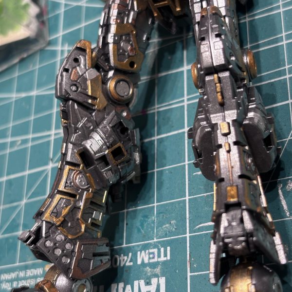 フレーム塗装完成しました😊手前味噌で申し訳ございませんが、過去１の出来栄えかもです😆👍（見えなくなるのでほとんど塗ってこなかっただけですが😅）クレオスウルトラシルバーをランナー塗装し、その上からファレホゲームカラーのゴールド、シルバーを筆塗り。一度塗りでこの発色。使いやすい‼️これまで使っていたメカカラーのカッパーも塗っていますが使用感が雲泥の差。使い切ったらゲームカラーに変更です。あまりにもフレーム塗装が楽しくなりすぎて、本体どうでも良くなってきました😅&nbsp;（3枚目）