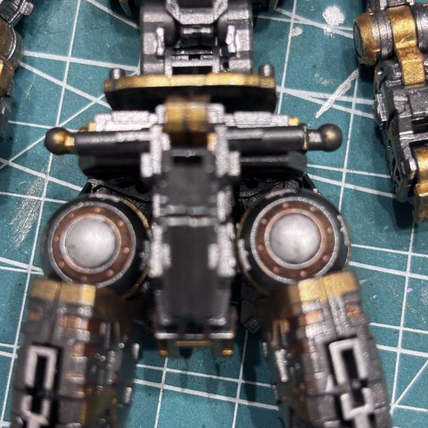 フレーム塗装完成しました😊手前味噌で申し訳ございませんが、過去１の出来栄えかもです😆👍（見えなくなるのでほとんど塗ってこなかっただけですが😅）クレオスウルトラシルバーをランナー塗装し、その上からファレホゲームカラーのゴールド、シルバーを筆塗り。一度塗りでこの発色。使いやすい‼️これまで使っていたメカカラーのカッパーも塗っていますが使用感が雲泥の差。使い切ったらゲームカラーに変更です。あまりにもフレーム塗装が楽しくなりすぎて、本体どうでも良くなってきました😅&nbsp;（4枚目）