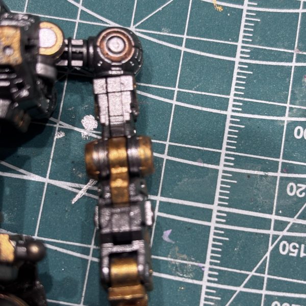 フレーム塗装完成しました😊手前味噌で申し訳ございませんが、過去１の出来栄えかもです😆👍（見えなくなるのでほとんど塗ってこなかっただけですが😅）クレオスウルトラシルバーをランナー塗装し、その上からファレホゲームカラーのゴールド、シルバーを筆塗り。一度塗りでこの発色。使いやすい‼️これまで使っていたメカカラーのカッパーも塗っていますが使用感が雲泥の差。使い切ったらゲームカラーに変更です。あまりにもフレーム塗装が楽しくなりすぎて、本体どうでも良くなってきました😅&nbsp;（5枚目）