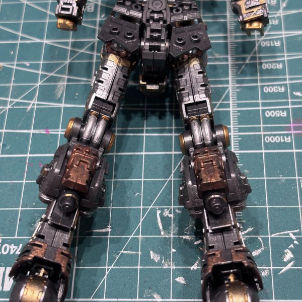 フレーム塗装完成しました😊手前味噌で申し訳ございませんが、過去１の出来栄えかもです😆👍（見えなくなるのでほとんど塗ってこなかっただけですが😅）クレオスウルトラシルバーをランナー塗装し、その上からファレホゲームカラーのゴールド、シルバーを筆塗り。一度塗りでこの発色。使いやすい‼️これまで使っていたメカカラーのカッパーも塗っていますが使用感が雲泥の差。使い切ったらゲームカラーに変更です。あまりにもフレーム塗装が楽しくなりすぎて、本体どうでも良くなってきました😅&nbsp;（6枚目）