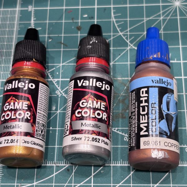 フレーム塗装完成しました😊手前味噌で申し訳ございませんが、過去１の出来栄えかもです😆👍（見えなくなるのでほとんど塗ってこなかっただけですが😅）クレオスウルトラシルバーをランナー塗装し、その上からファレホゲームカラーのゴールド、シルバーを筆塗り。一度塗りでこの発色。使いやすい‼️これまで使っていたメカカラーのカッパーも塗っていますが使用感が雲泥の差。使い切ったらゲームカラーに変更です。あまりにもフレーム塗装が楽しくなりすぎて、本体どうでも良くなってきました😅&nbsp;（7枚目）