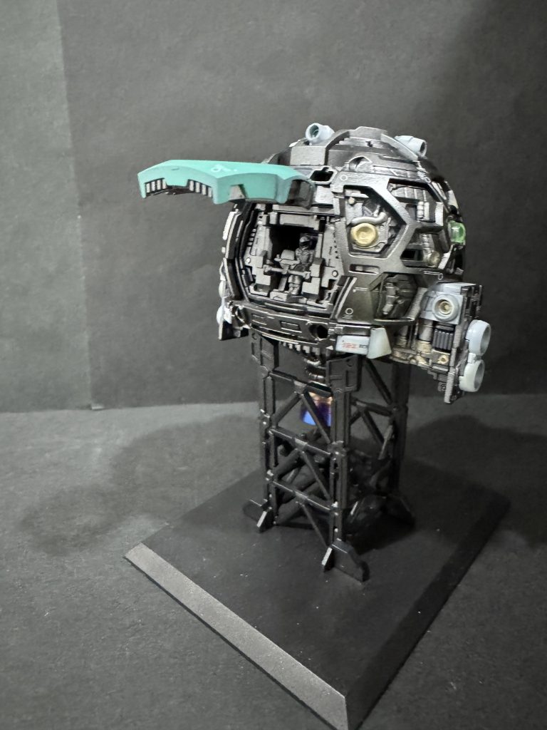 フレームの塗り分けと、そして…長い模活人生で初めて…パイロットを塗りました😆普段は「どうせ見えないしコックピット開けないし…細かいからいいか」とやってなかったんですが、ボールは「コックピット前すぐガラスで見えちゃう？」と思って塗りました。