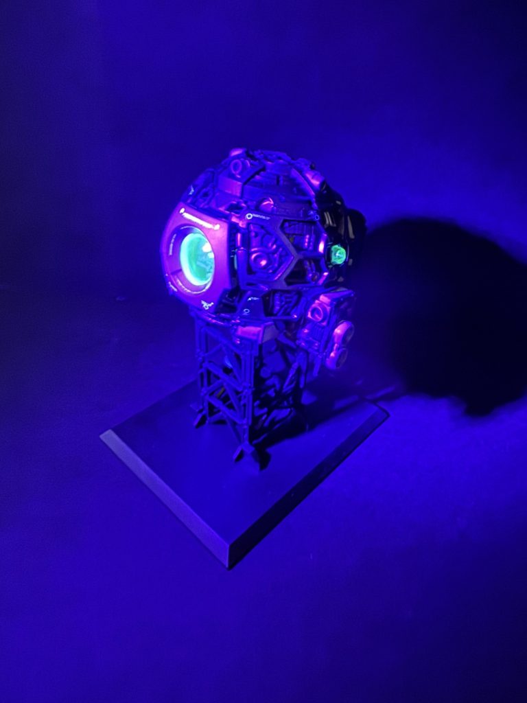 透明パーツは光沢クリアしかしてないはずなんですが…ブラックライトで反応します😂