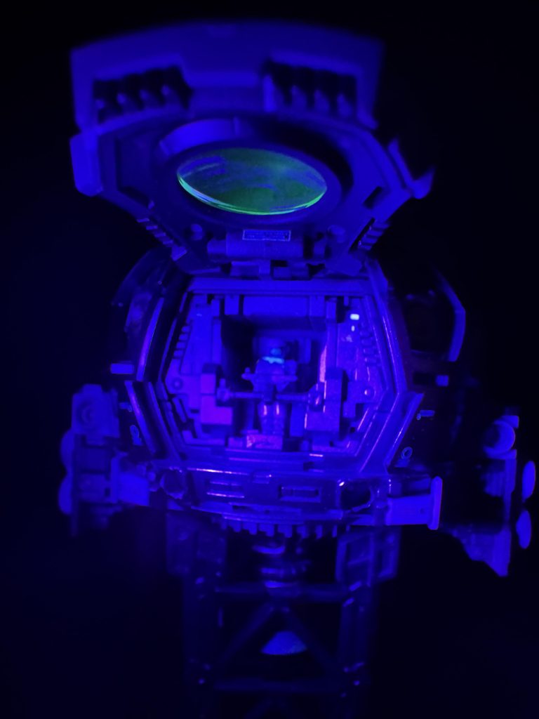 パイロットのヘルメットバイザーと目の前のモニターを蛍光塗料で筆塗りしたんですが…普通にブラックライト照らしただけでは思った通りにはいかず。時代的に全天周囲モニターではないので、モニターの光がバイザーに反射してるような状況を想像して塗ってみたんですが、上記の通りあんまり上手く行かずでした😓