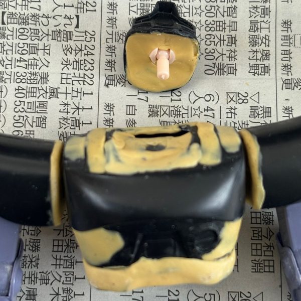 全身の改造は終了、いくつか気になる所があったので、以下要点をまとめた。頭部はボールジョイントで可動できるようにした。腰部分は余剰ランナーを使ってジョイントの受けを作り、上半身とつなぎ、股関節にはジャンクパーツとなったギャンの股関節をミキシング。太ももにもボールジョイントにし、ふくらはぎにはジョイントキャッチャーを使用。胸やスネの装甲がパケ絵とちょっと違うので、手持ちのアサルトキングダムやMIAを参考にパテ盛りした。あとは細かい箇所をやれば終わるかな(zaku-kao4)（3枚目）