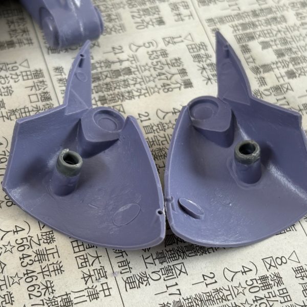 全身の改造は終了、いくつか気になる所があったので、以下要点をまとめた。頭部はボールジョイントで可動できるようにした。腰部分は余剰ランナーを使ってジョイントの受けを作り、上半身とつなぎ、股関節にはジャンクパーツとなったギャンの股関節をミキシング。太ももにもボールジョイントにし、ふくらはぎにはジョイントキャッチャーを使用。胸やスネの装甲がパケ絵とちょっと違うので、手持ちのアサルトキングダムやMIAを参考にパテ盛りした。あとは細かい箇所をやれば終わるかな(zaku-kao4)（4枚目）