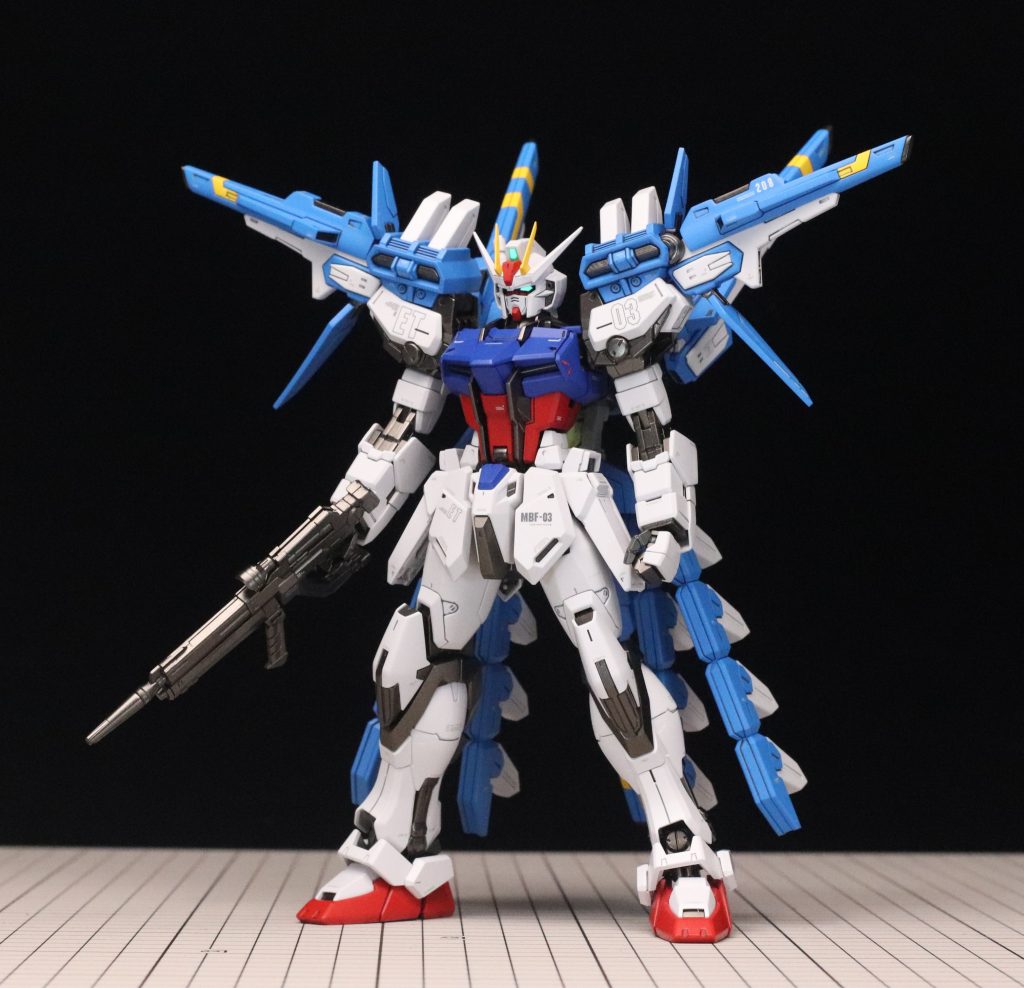 肩はランチャーとストライクの胸部を組み合わせたようなデザインで作ってみました。ドラグーンを積んでるのでバッテリーパックも増設。