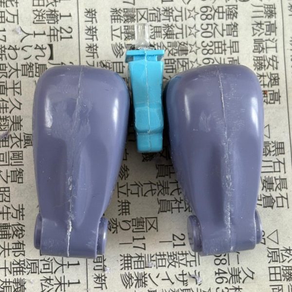 全身の改造は終了、いくつか気になる所があったので、以下要点をまとめた。頭部はボールジョイントで可動できるようにした。腰部分は余剰ランナーを使ってジョイントの受けを作り、上半身とつなぎ、股関節にはジャンクパーツとなったギャンの股関節をミキシング。太ももにもボールジョイントにし、ふくらはぎにはジョイントキャッチャーを使用。胸やスネの装甲がパケ絵とちょっと違うので、手持ちのアサルトキングダムやMIAを参考にパテ盛りした。あとは細かい箇所をやれば終わるかな(zaku-kao4)（5枚目）