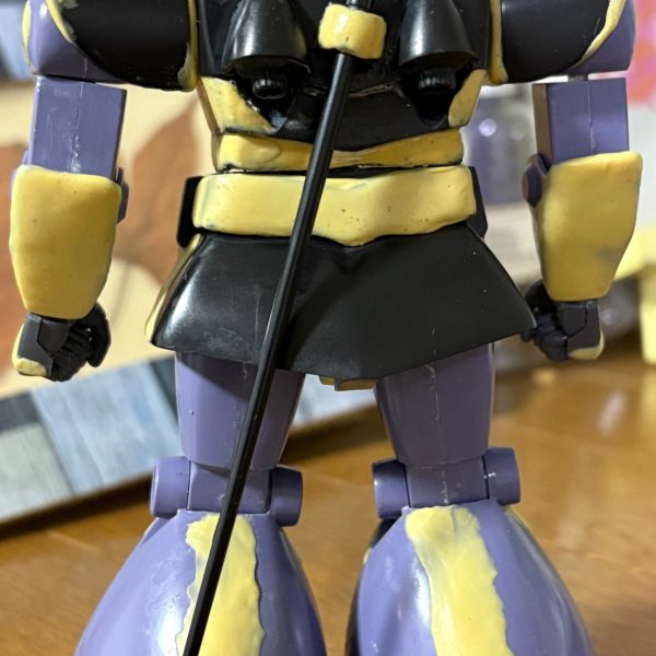 全身の改造は終了、いくつか気になる所があったので、以下要点をまとめた。頭部はボールジョイントで可動できるようにした。腰部分は余剰ランナーを使ってジョイントの受けを作り、上半身とつなぎ、股関節にはジャンクパーツとなったギャンの股関節をミキシング。太ももにもボールジョイントにし、ふくらはぎにはジョイントキャッチャーを使用。胸やスネの装甲がパケ絵とちょっと違うので、手持ちのアサルトキングダムやMIAを参考にパテ盛りした。あとは細かい箇所をやれば終わるかな(zaku-kao4)（2枚目）