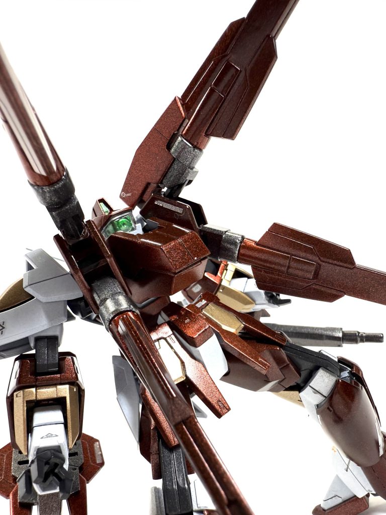 色合いもあって全然印象が変わりますねリボーンズガンダム側はやっぱり情けない姿ですね笑