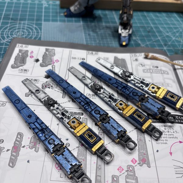 RGνガンダムのフィンファンネル組み立て中。独特な構成でとても楽しい😀MGでげんなりしていた可動部分6つ（12？）組むところが、アドバンスドジョイント？になっていて初めから完成している。負荷かかる所なのでこれはとても嬉しいね😆キレイにモールド浮き出していい気分❤️（2枚目）