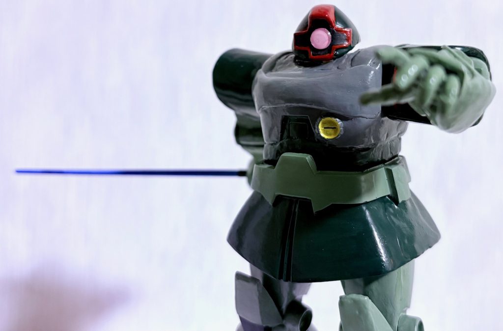 開き手のおかげでドム特有のヒートサーベルの構えもとれる。なおヒートサーベルは2本付いており、背中に装備した状態と引き抜いた状態を再現できる。