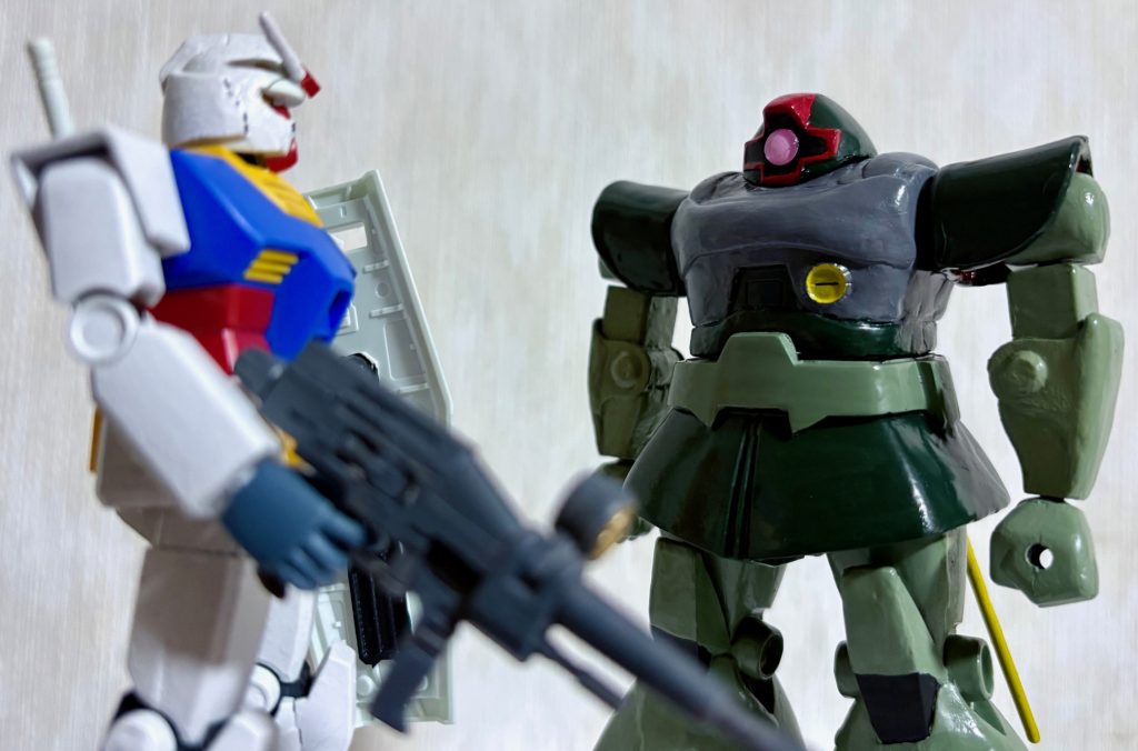 同じ旧キットガンダムと並べるとかなりごっつく、重モビルスーツに恥じないプレッシャーを感じさせる💦