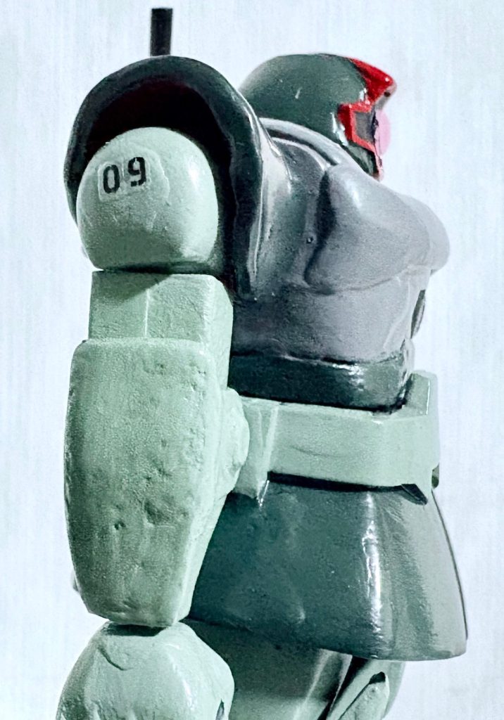 右腕には型式番号を現す「09」のデカールを貼ってある。