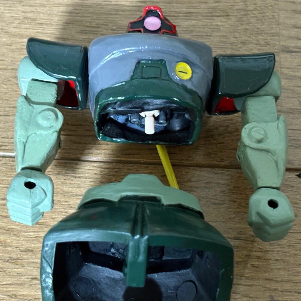 上半身と下半身は分割して可動化。