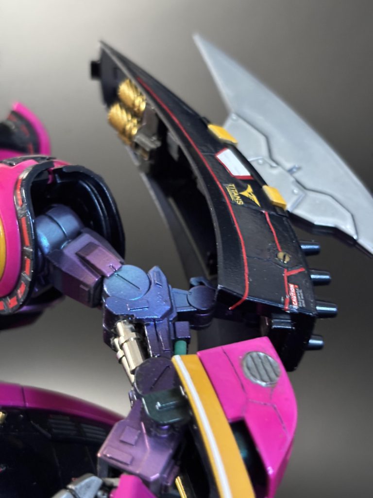 左肩。プラ板と赤ラインでデコレーション。左腕。メカ剥き出し感の追加演出に金属シリンダー風パーツ仕込みました。ネジ屋さんで買った部品です。腕の色こだわりました。以前作ったジオングの配色です。サイケデリックな色合いがオシャレポイントです。部位ごとにEXブラック→アメジストパープルの上からルビーレッド、サファイアブルー、アメジストグリーンのグラデーションです。MA顔。スジボリとダクトつけました。白ラインはフィニッシュシートです。