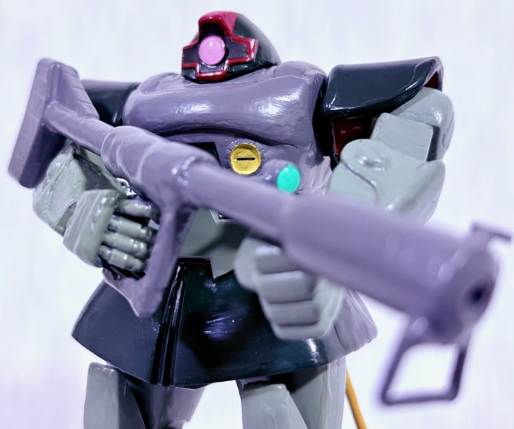 作品名：旧キットリックドム オマケ写真。<p>昨日投稿したリックドムに掲載する予定だったが、容量の都合で載せられなかった写真をつぶやきに掲載する事にした。 改めて手に持ってみると、改造してパテ盛りしたのか重モビルスーツらしくズッシリと重たかった(zaku-kao5)</p>
