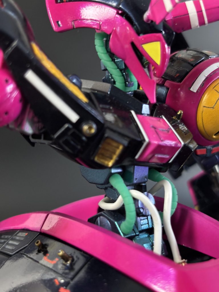 この写真お気に入りです。つい派手な右手クロー、メカ剥き出しの左腕や大きなスカートに目が行きますが、この頭から胴にかけたS字ラインにバウンド・ドッグの魅力が詰まっていると思います。腹部動力パイプ追加。本作例の見せ場の一つです。