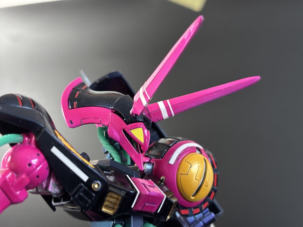 頭部。男前です。アンテナ大幅に延長大型化しました。両肩、胸部ディテールアップです。赤ライン(後頭部、左肩)、白ライン(ツノ、右方直線、胸2本ライン、左肩曲線)全てハセガワフィニッシュシートを活用しました。楽です。