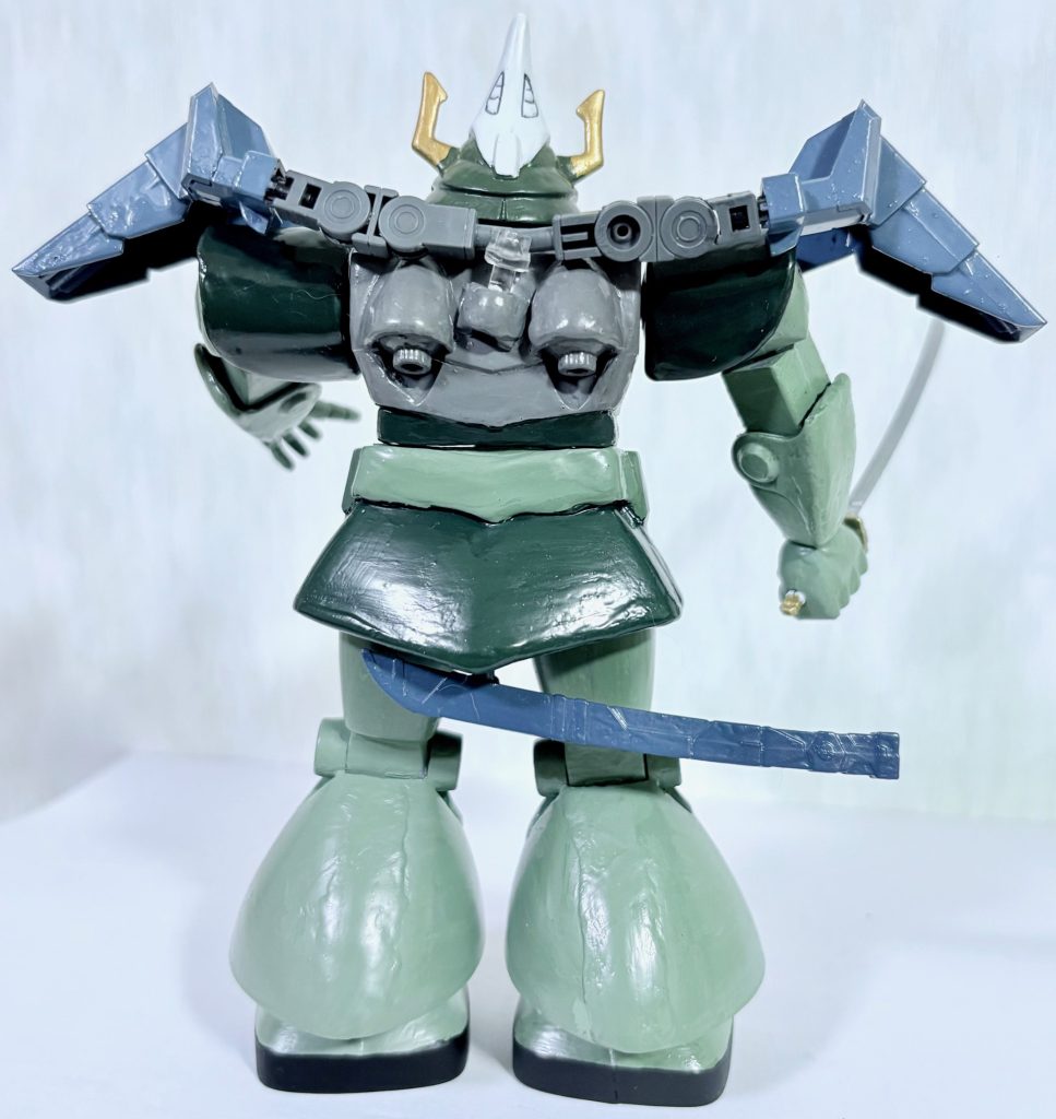 背後から見るとかなり無理のある装着だが、奇跡的に装着できた(zaku-kao4)