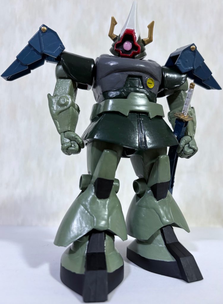 サムネの全身写真。首のボールジョイントで角度を付け、80年代ロボットアニメのような佇まいにしてみた。