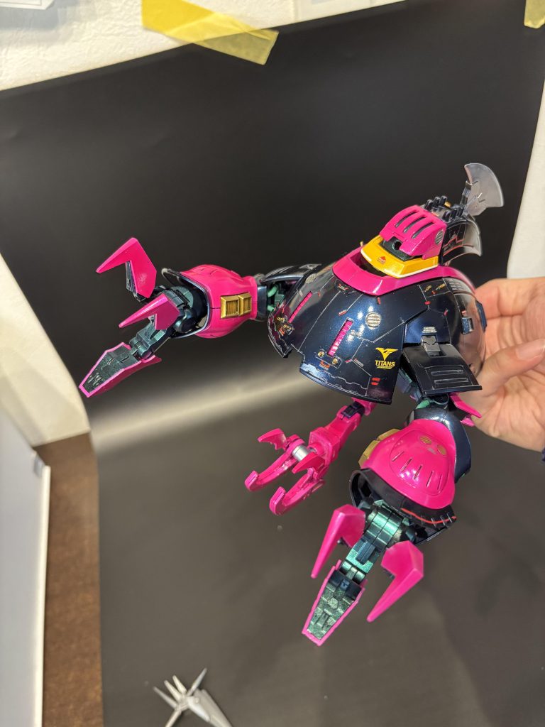 MA形態です。スタンド及び接続パーツ作成してなかったので、手に持って撮影です💦これがMSになるなんて、Zガンダム以上のとんでも変形です😓作って初めてメカニズムを知りましたが、スカートの中空っぽなんですね。全部スカートの中にしまわれます。