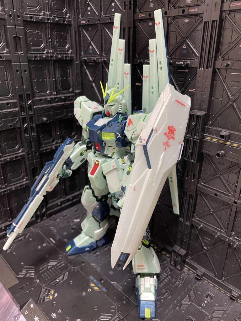 サイコフレームにより全体が光ってるイメージかな〜と思い、今回はスミ入れは無しで、ゲート処理のし直しと、光沢トップコートのみです。