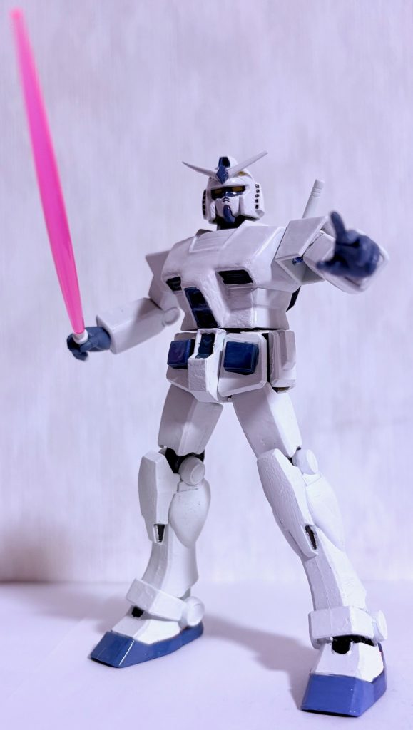 「その白いモビルスーツはこの世のものではない。」ロボット魂で40cmのビッグサイズで販売が決定した本機だが、あえて1/144で作った。ポーズはロボット魂の画像を参考にしている。