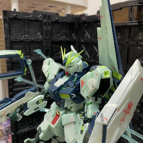 MG νガンダム Ver.Ka(サイコフレーム発動イメージカラー)