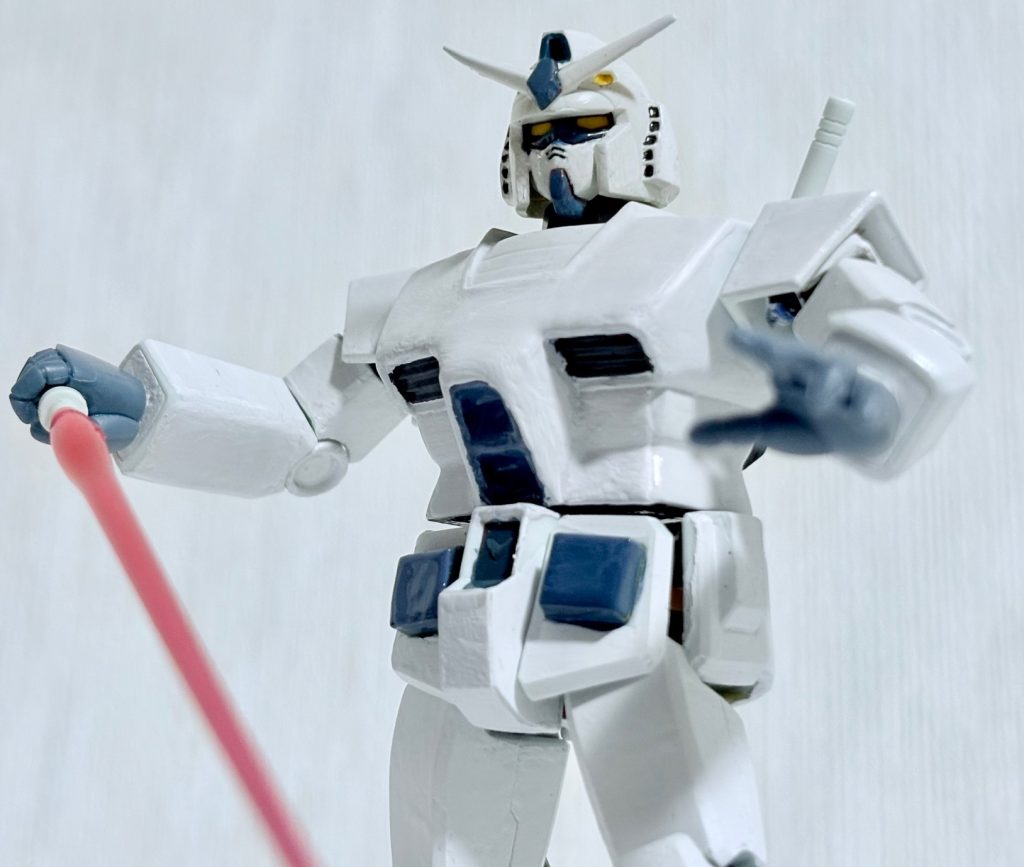 ローアングルで。こうしてみるとガンダムってやっぱり「白い悪魔」なんだなぁ・・・(zaku-kao9)