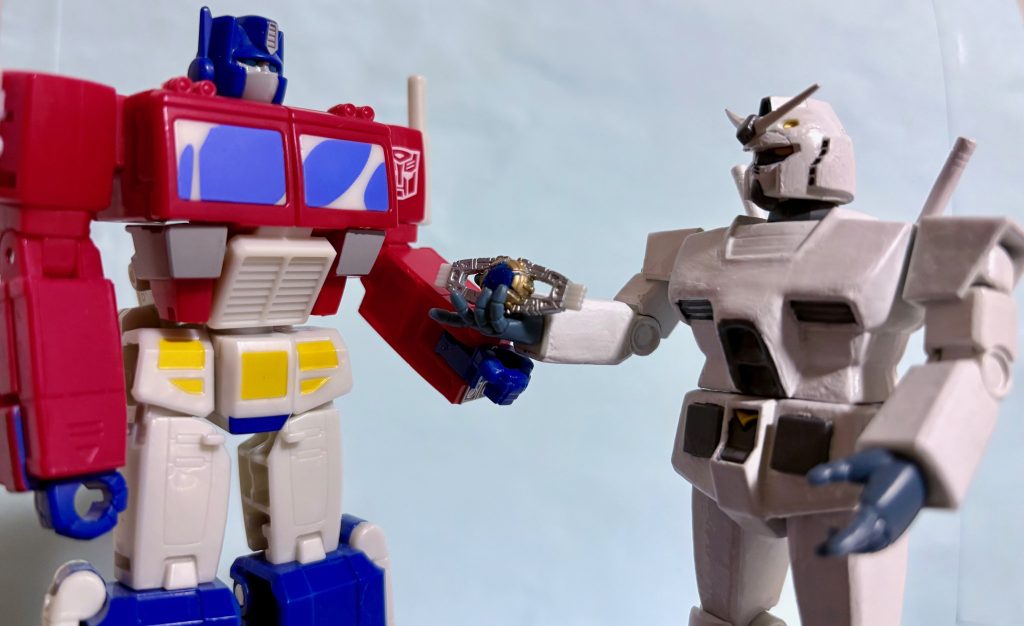 おまけ。スレッガー（代役）「アムロ、コイツは俺からのクリスマスプレゼントだ。やるよ」アムロ（右）「スレッガー中尉、どういうつもりなんですこれは？」スレッガー「つもりもへったくれもあるもんか。コイツの叡智の光で闇を照らすんだよ」アムロ「言ってる意味がわかりませんが？」スレッガー「俺にいい考えがある。コイツでアクシズショックを引き起こす。ニュータイプのお前ならできるってマトリクスが言ってるからな(gandam-hand2)」