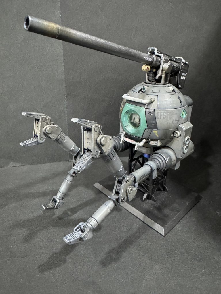 またもやのグレートーンなんですが…グレー×エメラルドグリーンの配信として、みなさんのボールとは「ちょっと違う感」を出してみました。180mm低反動砲の砲身はタミヤ　ウェザリングマスターを擦り付けてみました。