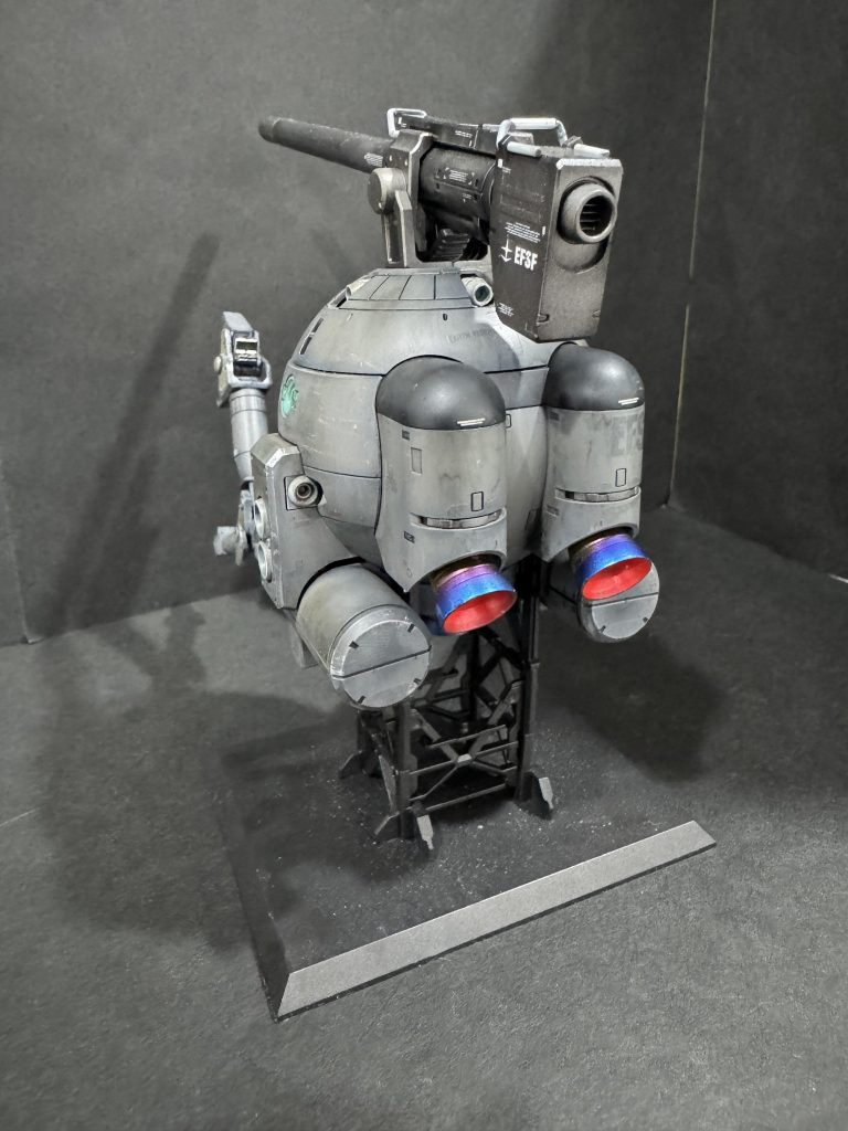 バーニアもチタン焼け風塗装にして使用感を出しましたが、思ったより色がパッキリ分かれてしまったな、と。また専用機風にしたい癖が発動しそうになり、後部の丸い所にバーニアをブッ刺そうと思い、ジャンクから適当なバーニアノズルをチタン焼け風で塗装したのですが、既存のバーニアと干渉してしまい、お蔵入りとなりました。