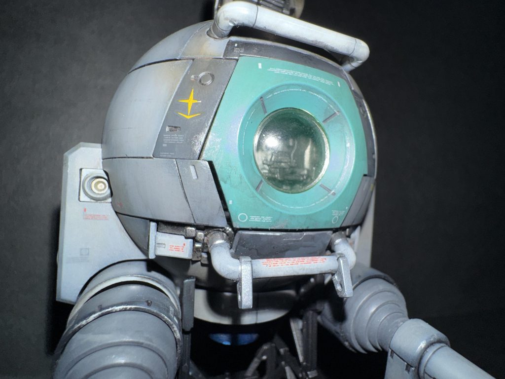 作ってみて、「なんて機体で出撃させんだ…」というのがわかりました。目の前はガラス1枚、ミサイルとかビームが飛んできたり、爆散する機体なんかが肉眼でも見えるかと思うと、めちゃくちゃおっかないです。この機体で精神を正常に保って生き残ったパイロットは間違いなくエースですね。