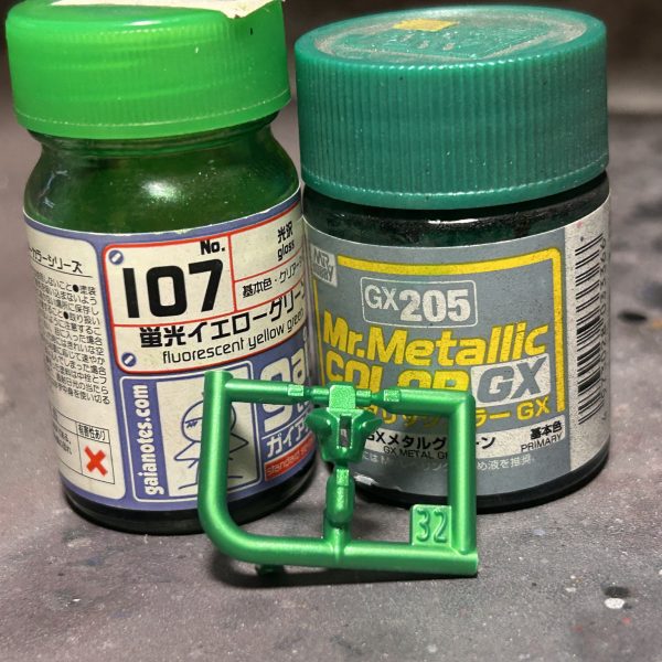 ツインアイがメタリック成形色だったのが。。。と思ってましたが、色塗ってしまうので関係ないです。蛍光イエローグリーンが成型色にかなり近かったので、メタルグリーンと調色して塗装しました。頭部のフレームというか骨格？が完成したので、これで本当にフレームが完全に完成しました。白外装はモールドの彫り直しが終わったとこなので、今夜から塗装作業開始です。（2枚目）