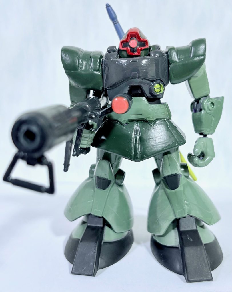 一発目はモビルスーツ・イン・アクションドムを改造した、ドム・フュンフ。思えばこいつがきっかけで「ボールジョイントによるカスタム」をスタートしたなぁ(gundam-kao6)