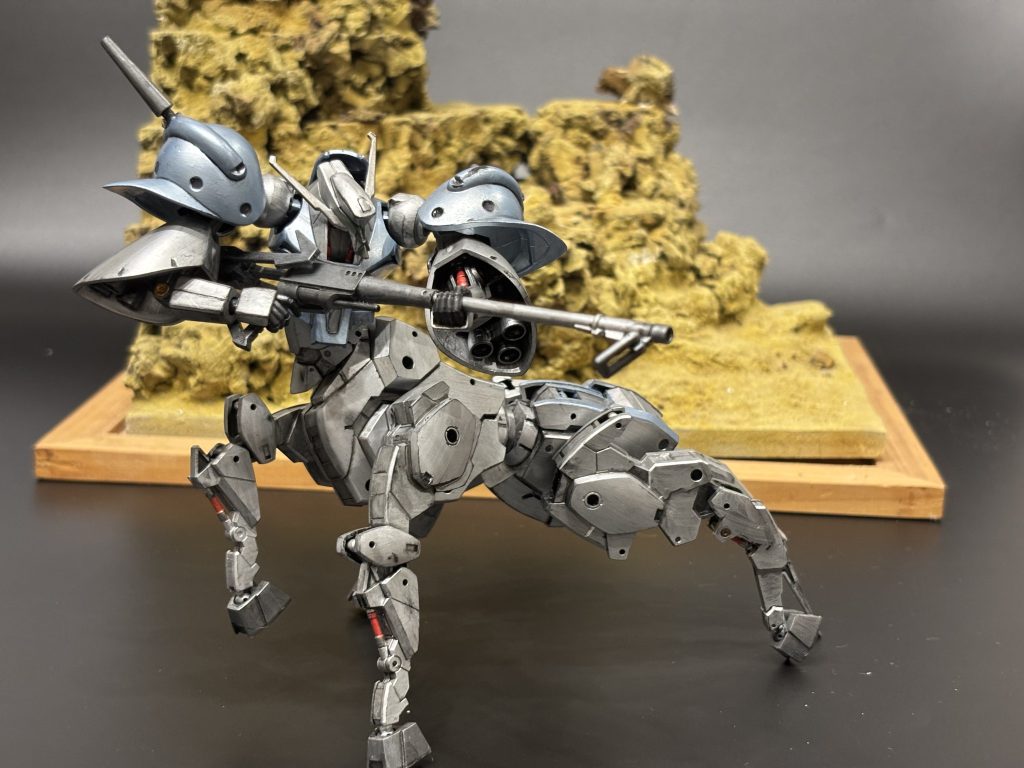 ガブスレイの上半身と30 M Mの馬を合わせただけです😅大きさ的にシンデレラフィットで驚きました。塗装はファレホ筆塗りで半日仕上げです。雑な作品ですいません💦実はスナイパータイプ以外にもオプションで槍とギャンシールドを構えた近接タイプも準備してたのですが、工作や塗装が間に合わないのでまたの機会にアップします。最後までお付き合いありがとうございました😊