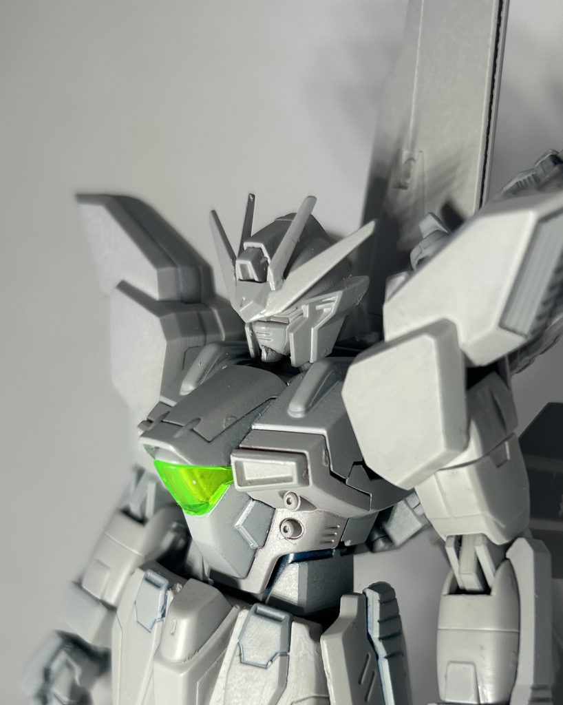 頭部。あまりイケメンじゃない気がしたので、マスクの下部を削って小顔にしたり、顎を大きくしたりして色々弄りました。胴体。首が埋まって見えるので、首をコンマ5嵩上げしました。