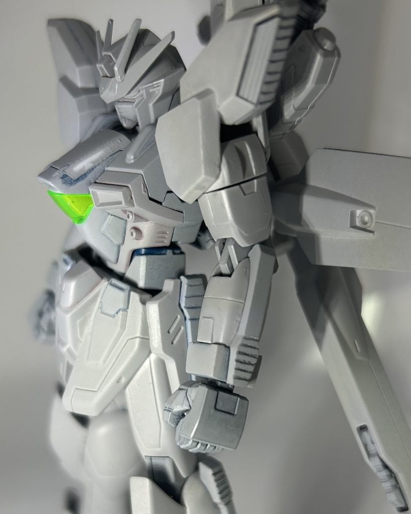 腕部。二の腕をウイングガンダムのモノ(多分)に変更。カバーもジャンクパーツから大きさを調整して使ってます。肩は二の腕に合わせて削ったりしました。また、肩アーマーの下部に１ミリプラ板貼って大型化しました。前腕部の青い部分がパッケージと形が違うのでプラ板を貼って整形しました。ここに限った事ではないけど、各部のリアクター(？)部分にディテール追加しました。旧1/100リスペクト。手は連邦系キットから流用。腰部。足の付け根の関節軸の上部を1〜1,5ミリ程切り取って微妙に短足化。これでほんの少しだけパーツ密度が増えて少しは力強く見えるかもしれない。フロント、サイドアーマーをガンダムヘリオスのものを加工したものに変更しました。