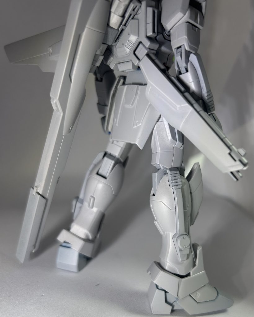 脚部。足の付け根を短くした関係でサイドアーマーの基部に干渉するので、太腿上部をいい感じに削りました。膝関節につながるポリキャップを1ミリ短く、中身の干渉部分を排除して短足化しました。妙に細く長かった足を誤魔化せればな、と。バックパック。リフレクターの基部の肉抜きを埋めたくらいでそのまま。武装はストレートに。