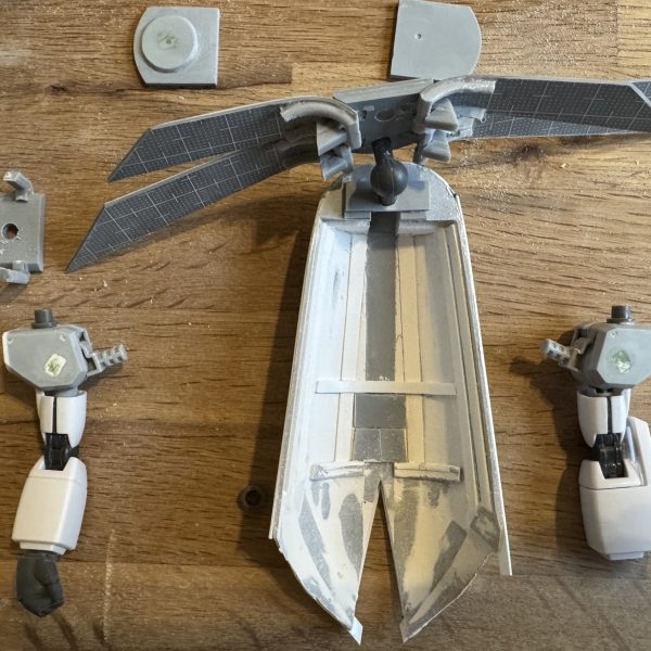 MG F91とビギナギナをベースにスクラッチしました。上半身はビギナギナ、下半身がF91という感じです。マントなどはフルスクラッチしてます。（7枚目）